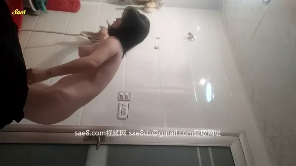 丰满妹子修手机无意发现的真好看